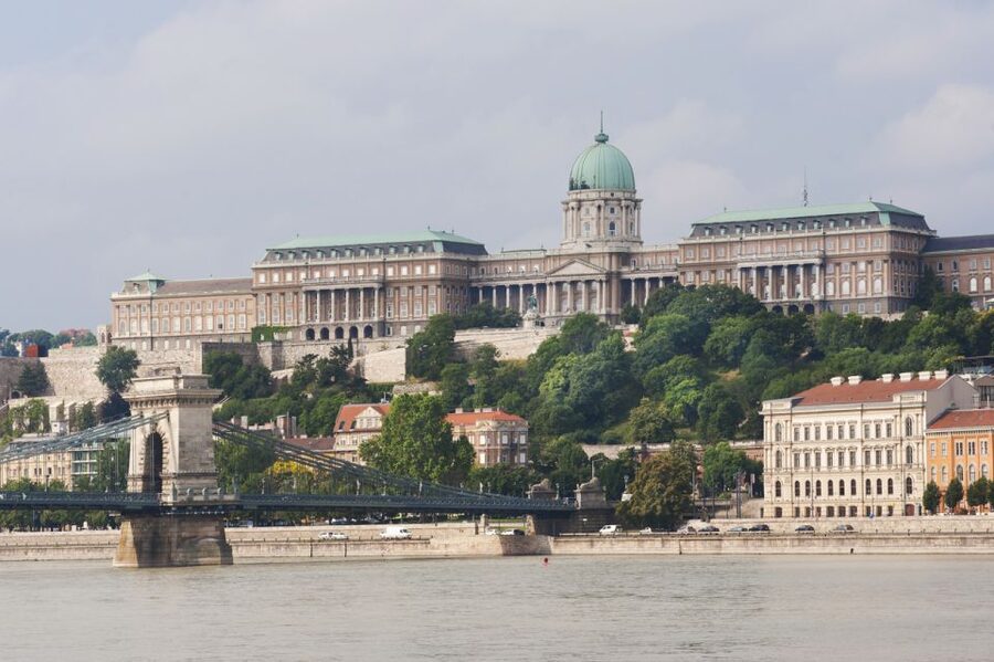 3-Hour Orientation Walking Tour of Buda and Pest - Meeting at Saint Stephen’s Basilica, then jumping into both cities