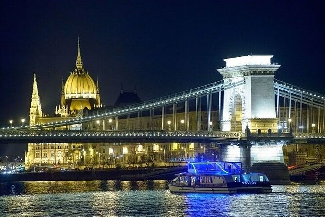 4 Course Dinner Cruise with Operetta, Folk Show and Welcome Drink - The welcome drink and 4-course dinner: what you really get