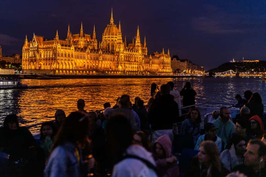 Budapest: 1-Hour Evening Sightseeing Cruise with Drink - Key reasons this Danube cruise works in real life