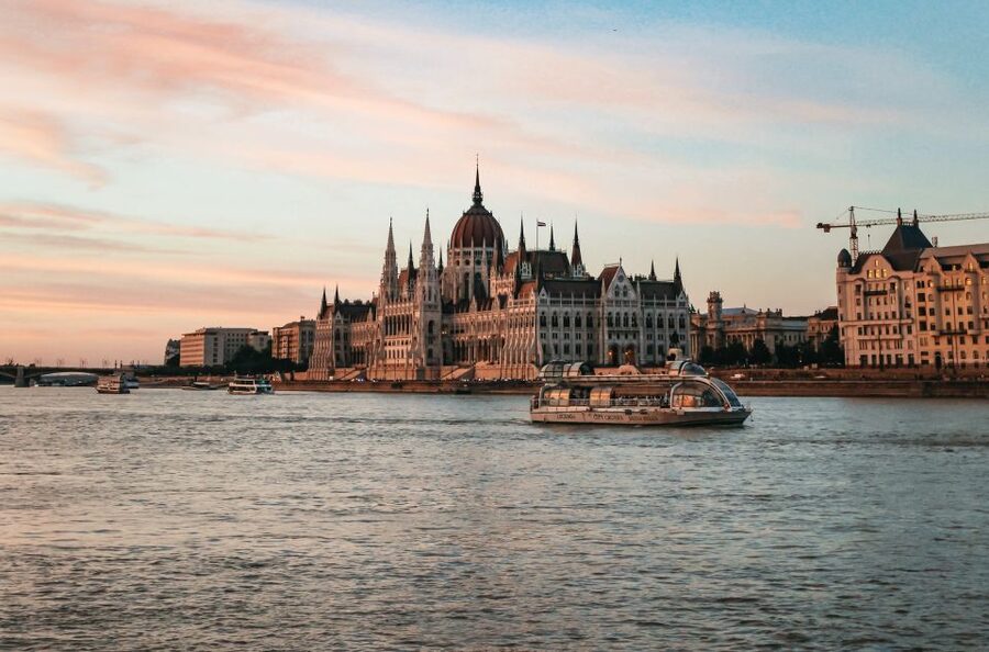 Budapest: 1-Hour Evening Sightseeing Cruise with Drink - Who should book this cruise (and who might pass)