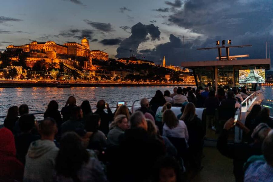 Budapest: 1-Hour Evening Sightseeing Cruise with Drink - Budapest by night, without the full-night commitment