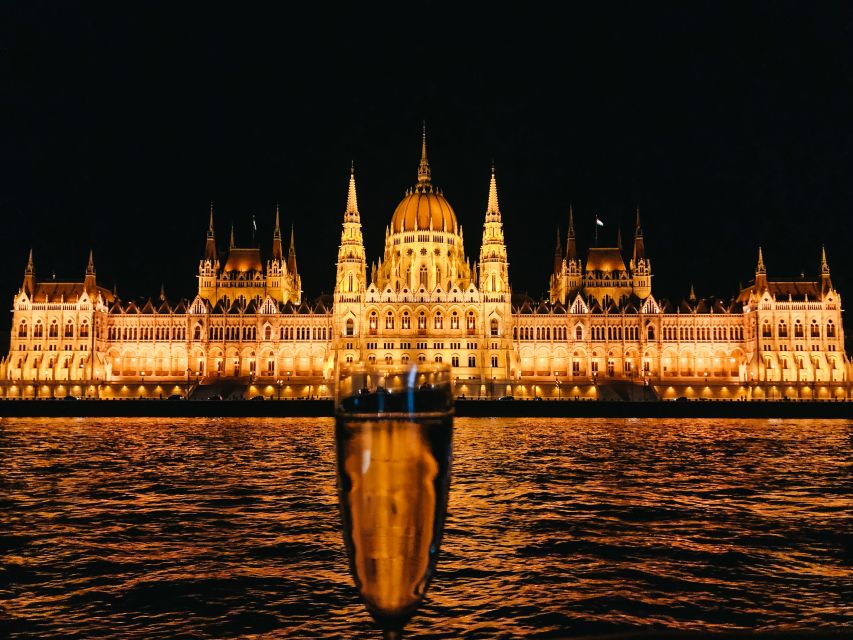 Budapest: 1-Hour Evening Sightseeing Cruise with Drink - Your 1-hour route: what you will see between Buda and Pest