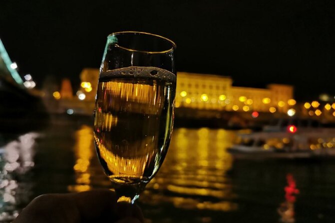 Budapest: 1-Hour Highlights Cruise with Welcome Drink - Weather, Clothing, and Simple Comfort Moves