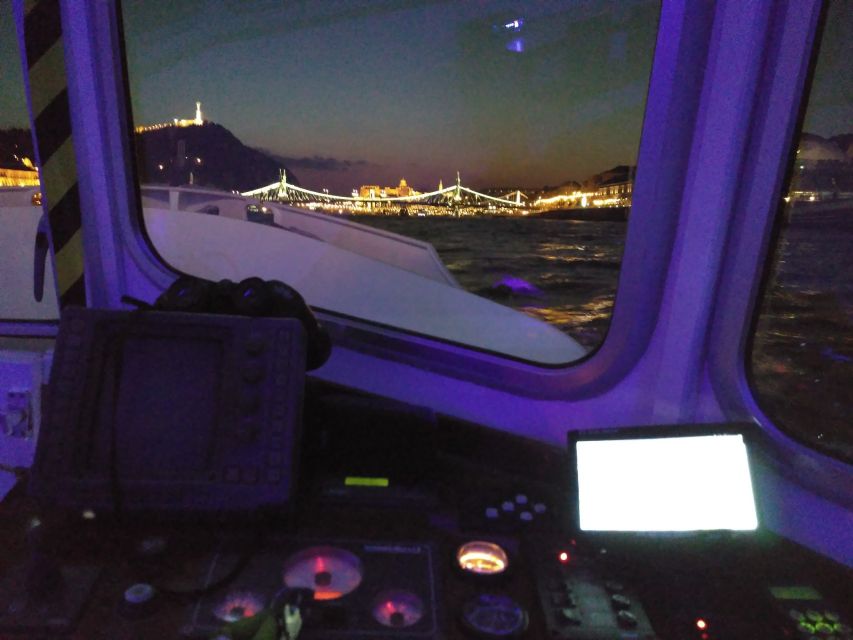 Budapest: 1-Hour Private Boat Cruise - Boat comfort and what you can expect on M/S Klára