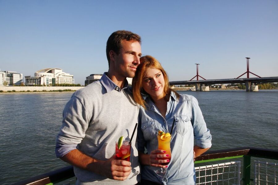 Budapest: 1 hr Sunshine Booze Cruise with Prosecco - Landmarks from river level: what you’ll see in order