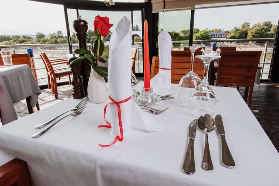 Budapest: 3-Course Dinner for 2 - stationary Boat Restaurant - Key highlights that matter before you go