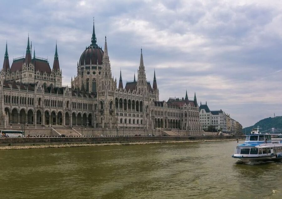 Budapest: 3-hour City Tour with Castle Walk + 1-hour Cruise - Gellért Hill photo stop, where the view does the talking