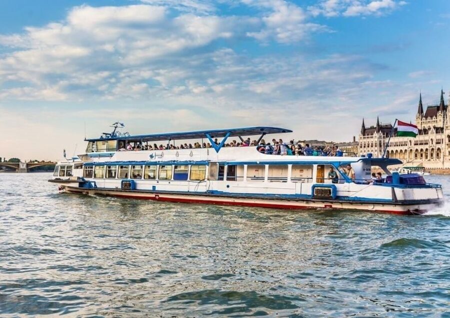 Budapest: 3-hour City Tour with Castle Walk + 1-hour Cruise - Andrássy Avenue and Heroes’ Square, the grand Budapest return