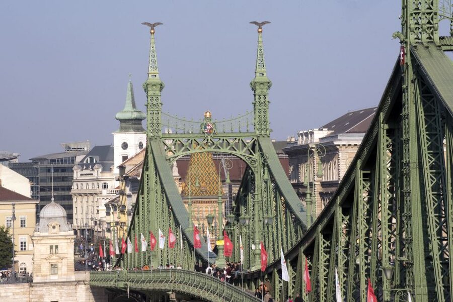 Budapest: 3-Hour Live Guided Sightseeing Tour - A 9:30 AM start near Parliament, built for first-time bearings