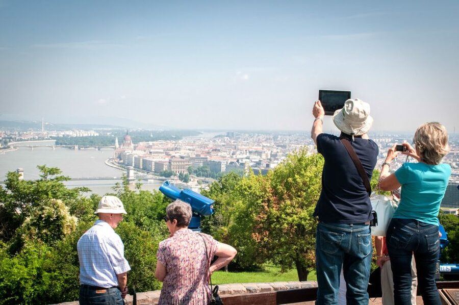 Budapest: 3-Hour Live Guided Sightseeing Tour - The live guide makes the short time feel longer