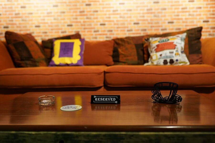 Budapest: 90s Sitcom Escape Room Adventure with Drinks - English, Hungarian, German: Support You Can Actually Use