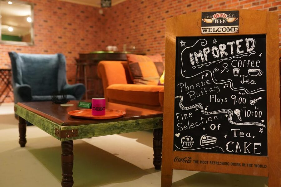 Budapest: 90s Sitcom Escape Room Adventure with Drinks - How the Game Moves, From Briefing to Final Escape