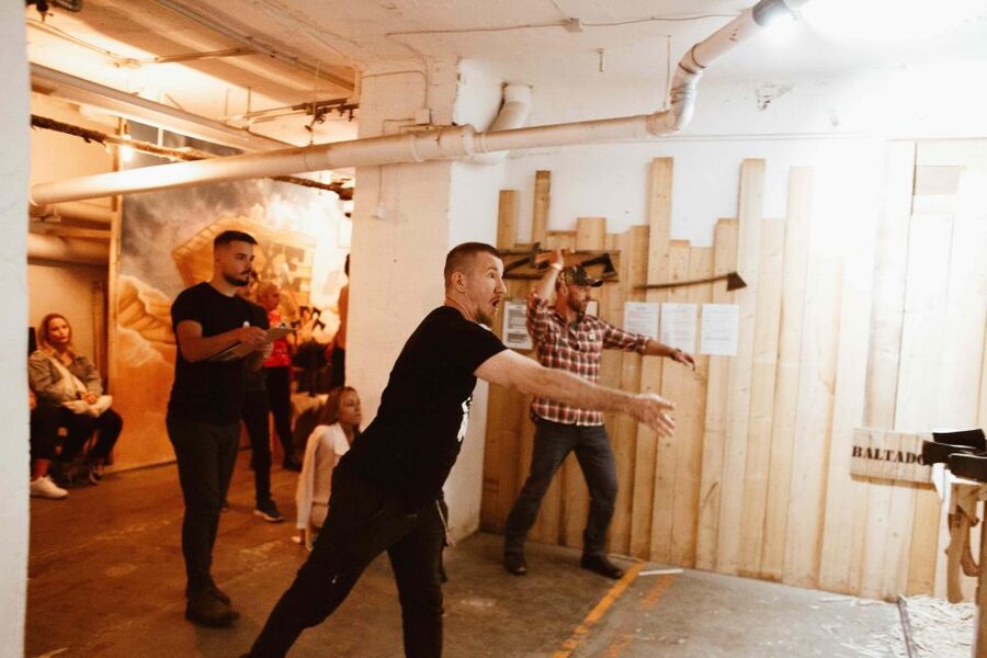 Budapest: Axe Throwing Experience - Axe throwing in Budapest, in 60 minutes you can actually feel