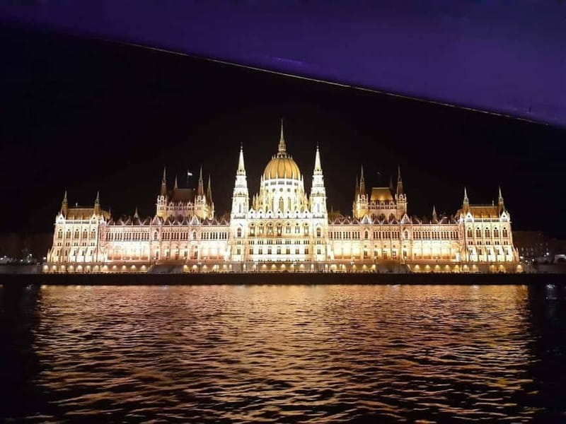 Budapest Boat Cruise with Personal Live Tour Guiding(+Drink) - Who this cruise suits best in real life