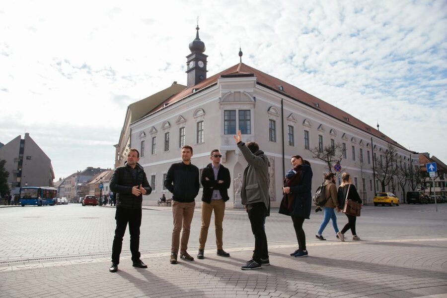 Budapest: Buda Castle District Walking Tour with a Historian - Meeting at Szentháromság tér, then getting oriented fast