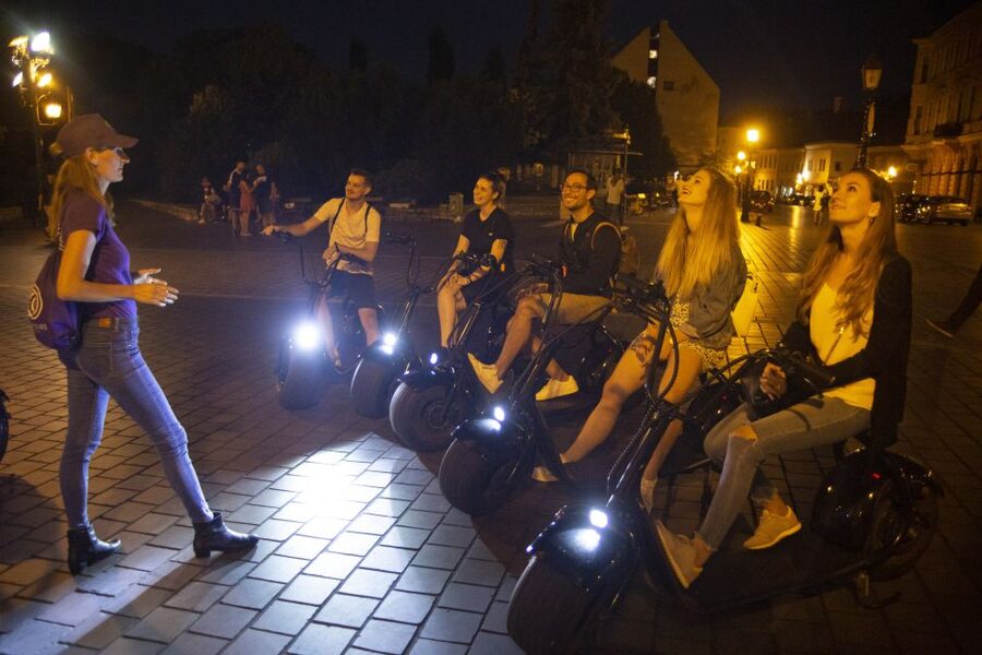 Budapest: Buda Castle E-Scooter Evening Tour - Riding uphill without the hassle of steps and traffic