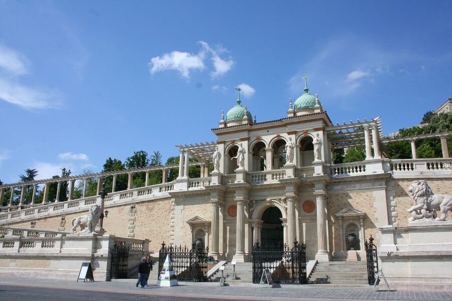 Budapest: Buda Castle Private Walking Tour - Holy Trinity Square to Matthias Church: the landmark that anchors the area