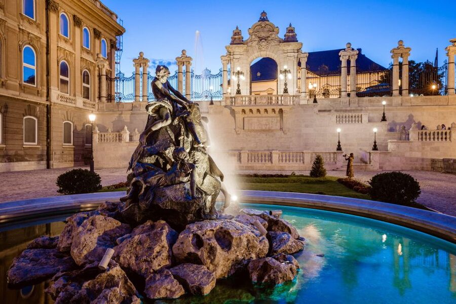 Budapest: Buda Castle Walk with Saint Stephen's Hall - Who this tour suits best (and who should skip it)