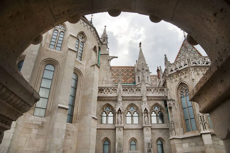 Budapest: Buda Castle Walking Tour in German - Getting your bearings at Szentháromság Square