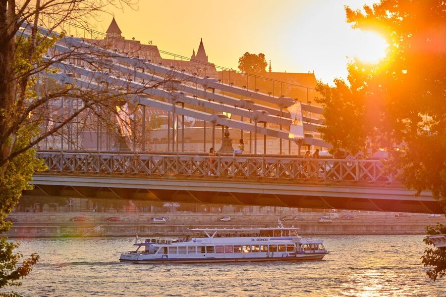 Budapest: By Night Sightseeing Cruise with Welcome Drink - Photos and Seats: Getting the Best Angles Without Fighting Everyone