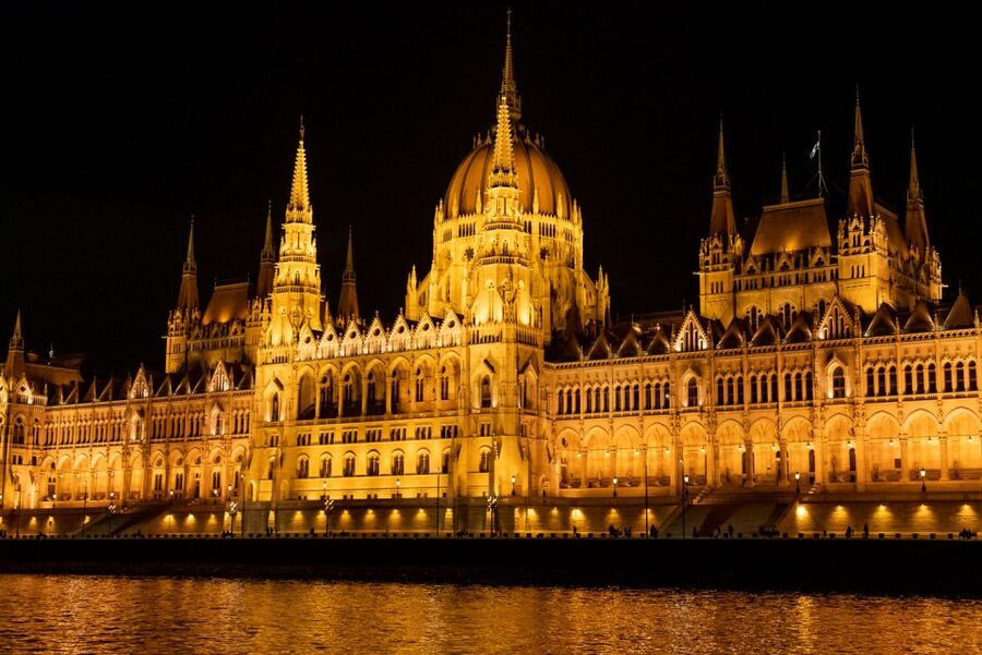Budapest: Candlelit Dinner River Cruise with Live Music - From Dock 7 to the Danube: getting on board smoothly