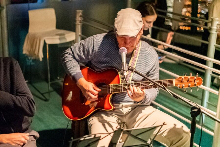 Budapest: Candlelit Dinner River Cruise with Live Music - Who this Budapest night cruise fits best