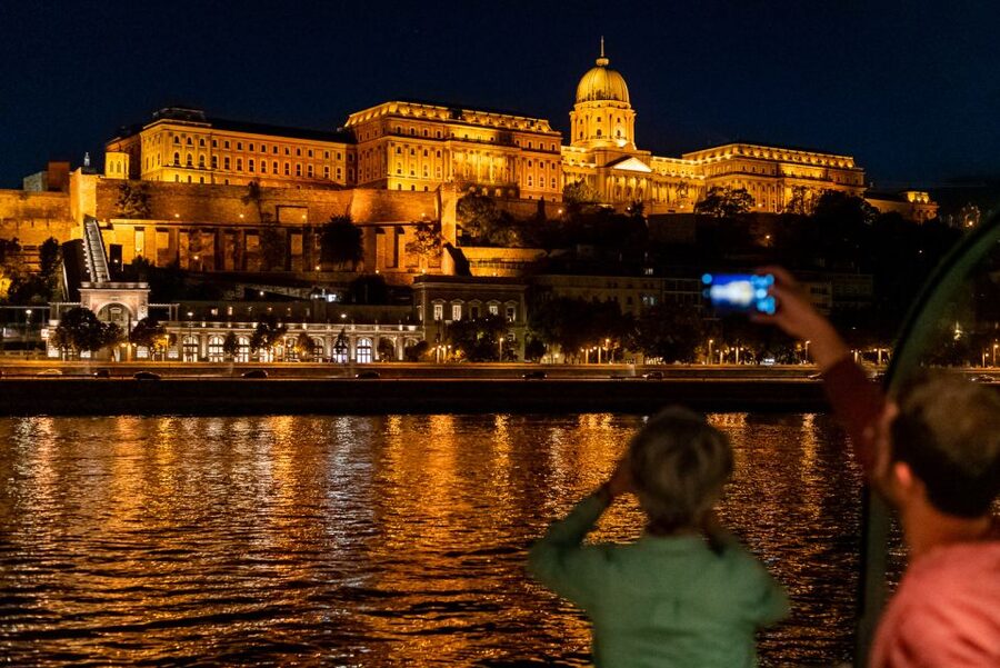 Budapest: Candlelit Dinner River Cruise with Live Music - Live music on the Danube: pleasant, not overwhelming
