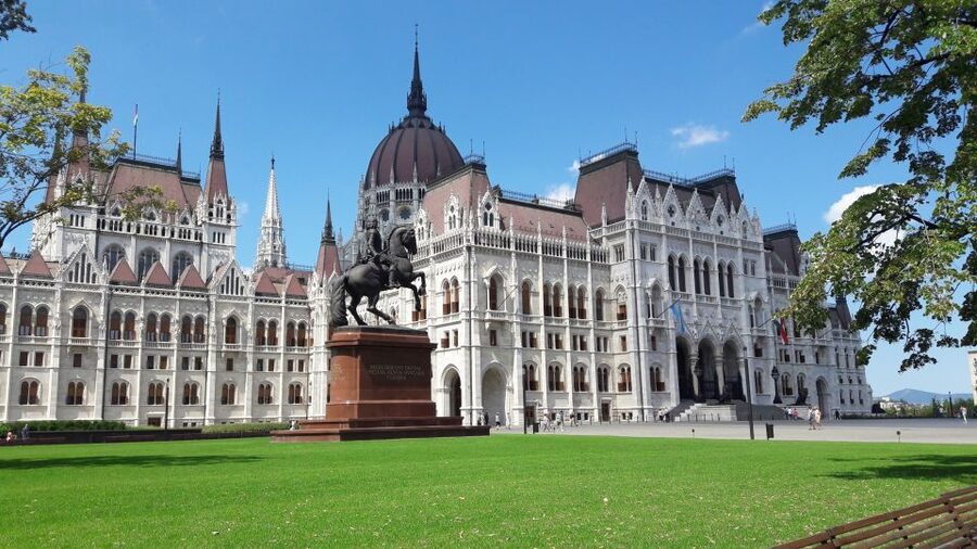 Budapest: City Center Walking Tour - Pesti Vigadó and Vörösmarty Square, classic Budapest landmarks
