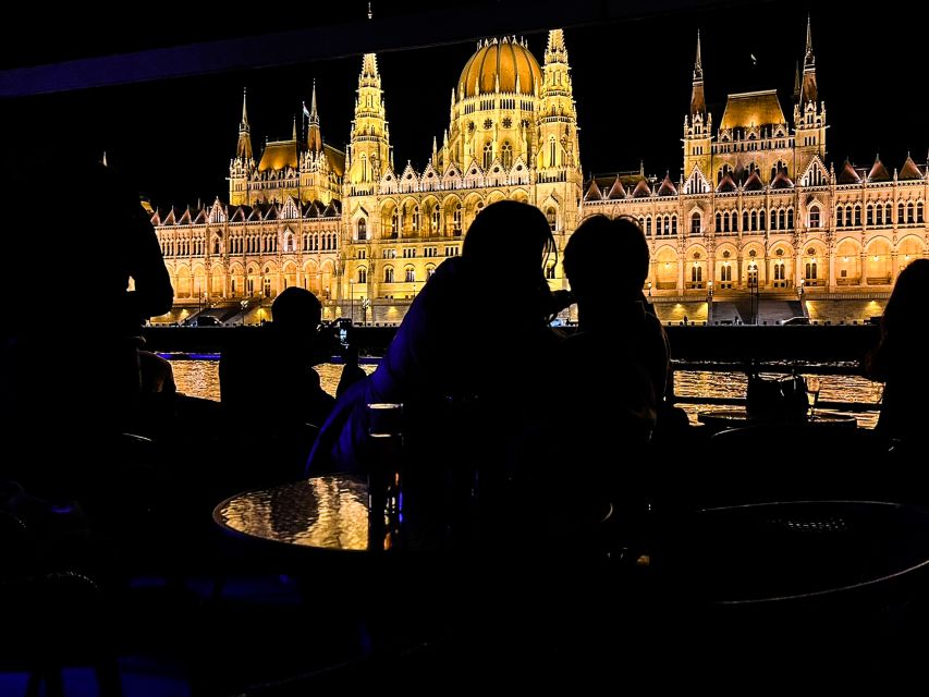 Budapest: City Highlights Sightseeing Cruise - Welcome drink, onboard bar, and the food and drink rules