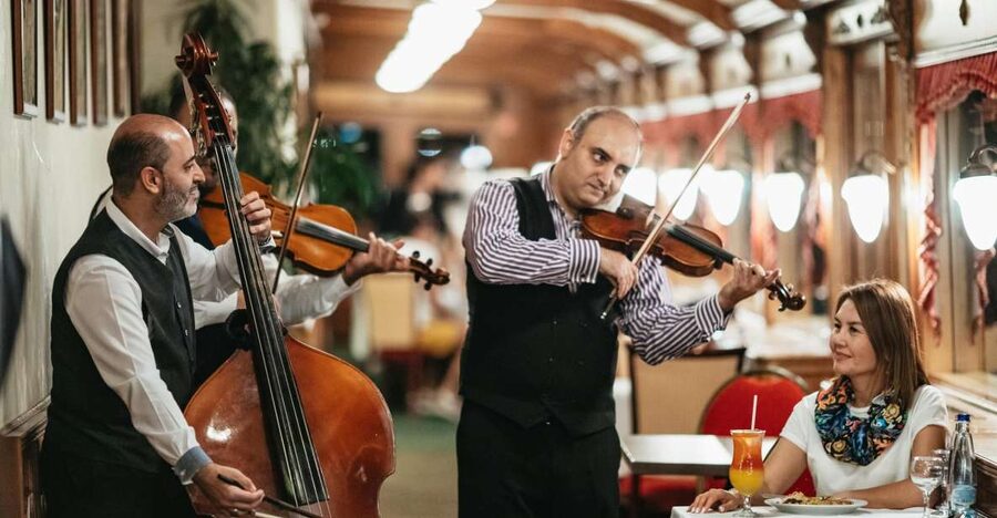 Budapest: Danube River Cruise with Dinner and Prosecco - What makes the Gróf Széchenyi dinner cruise feel classic