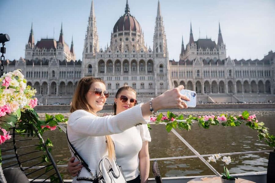 Budapest: Daytime Hop-on Hop-off Cruise with Welcome Drink - Batthyány tér stop: Buda Castle area on your own terms