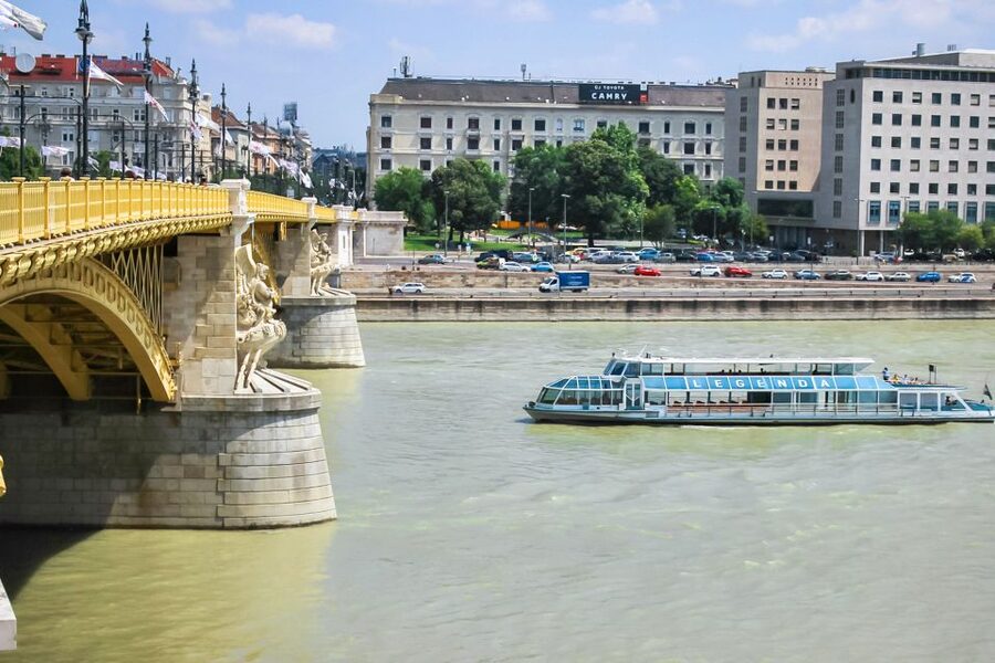 Budapest: Daytime Sightseeing Boat Cruise - Drinks on Board: Champagne, Wine, Beer, or Soft Drinks