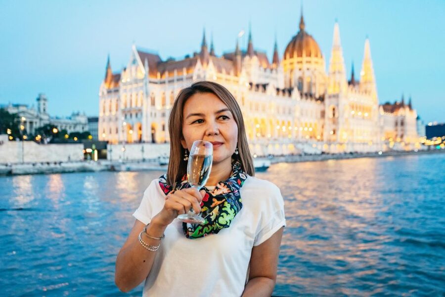Budapest: Evening Cruise including Drink Options - Timing tips for the best deck seats and the best skyline shots