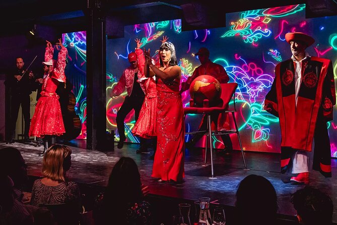 Budapest: Folklore Revue Show with Unlimited Dinner & Drinks - The photo moment and souvenirs: small extras with real value