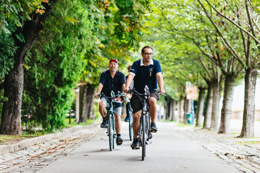 Budapest: Grand Sightseeing Bike Tour - Castle Hill climb: panoramic views and Fishermen’s Bastion moments