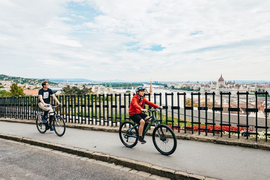 Budapest: Grand Sightseeing Bike Tour - Meeting point at Stasher, and what to bring