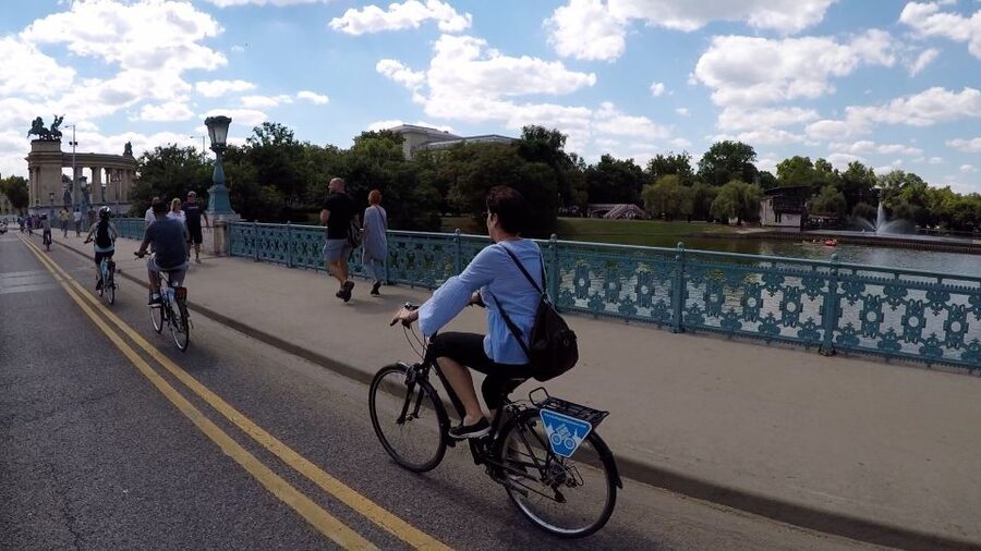Budapest: Guided Bike & E-bike Tour with a Goulash - House of Terror and Parliament Area: Big Stories on Small Time