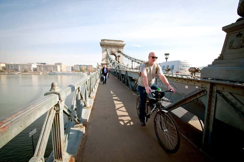 Budapest: Guided Bike & E-bike Tour with a Goulash - St. Stephen’s Basilica, Chain Bridge, and the River Crossing Effect