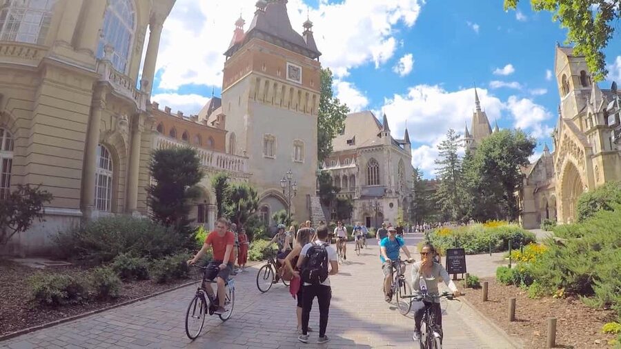 Budapest: Guided Bike & E-bike Tour with a Goulash - Castle District Stops: Photo Time in Buda