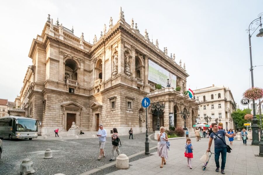Budapest: Guided City Discovery Bike Tour - Chain Bridge and that classic Danube connection