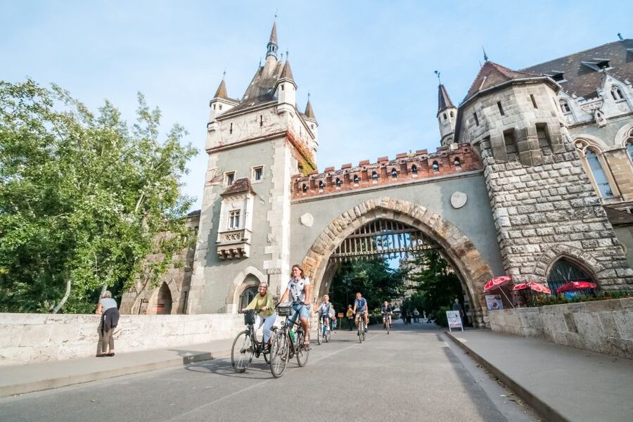 Budapest: Guided City Discovery Bike Tour - Andrássy Avenue, shopping elegance, and the Broadway vibe