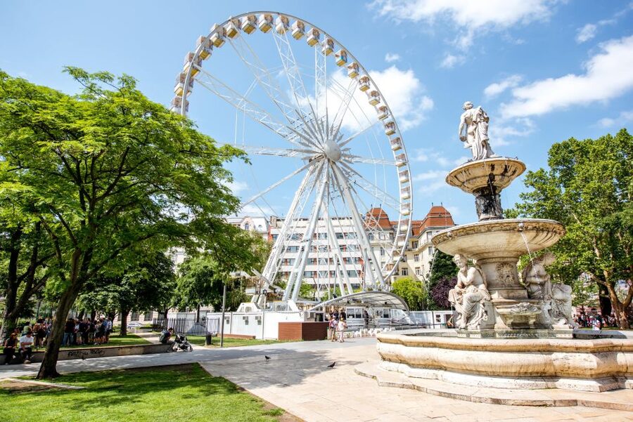 Budapest: Guided Walking Tour of Pest - English live guide energy, from Monica to Lena to Lina