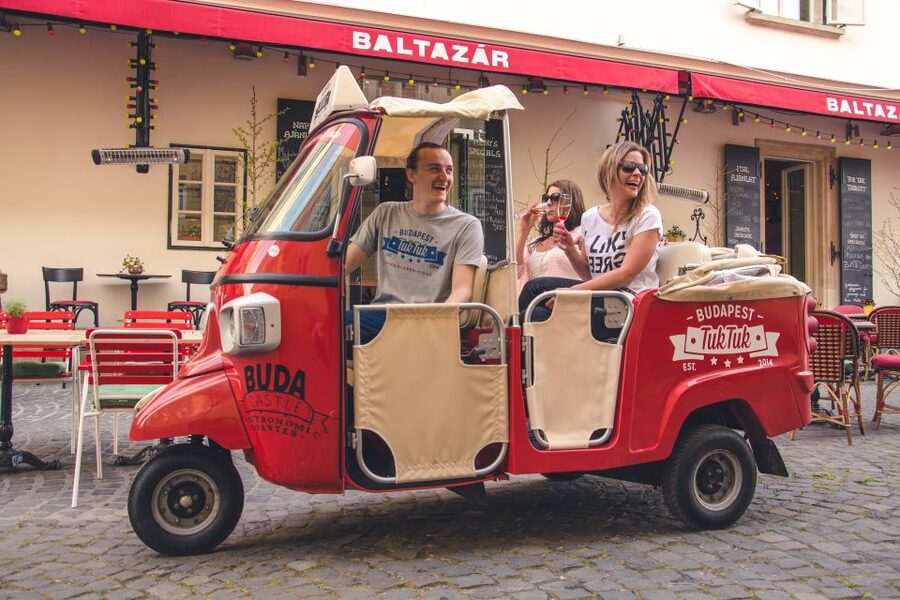 Budapest: Half-Day Exclusive Highlights Private Tour - The big picture route: Buda and Pest in one 4-hour loop