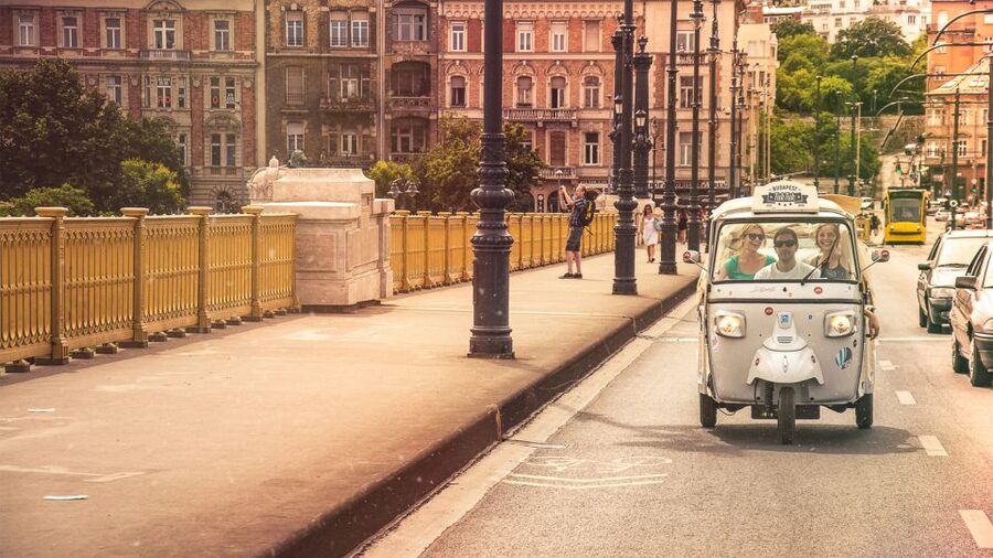 Budapest: Half-Day Exclusive Highlights Private Tour - Unification stories you can actually connect to the streets