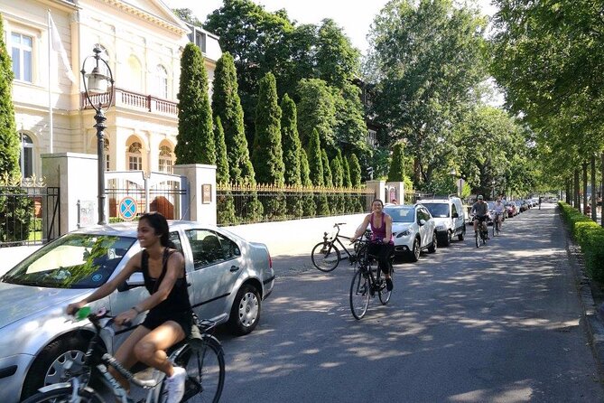 Budapest Highlights Bike Tour with a local guide - Where you start and what the ride feels like