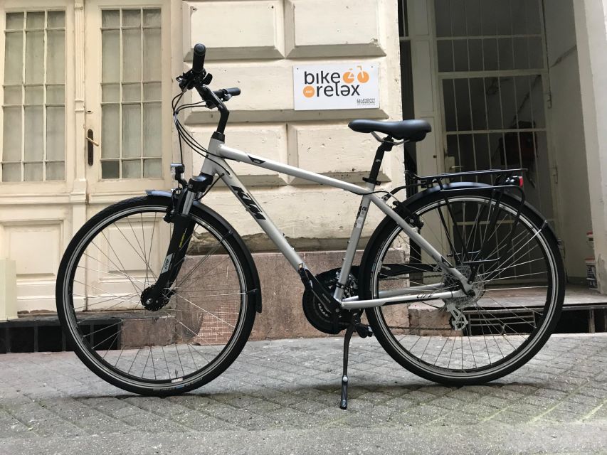 Budapest: Historic Downtown Bicycle Ride with Scenic Views - Bikes, pace, and what to bring for comfort and photos