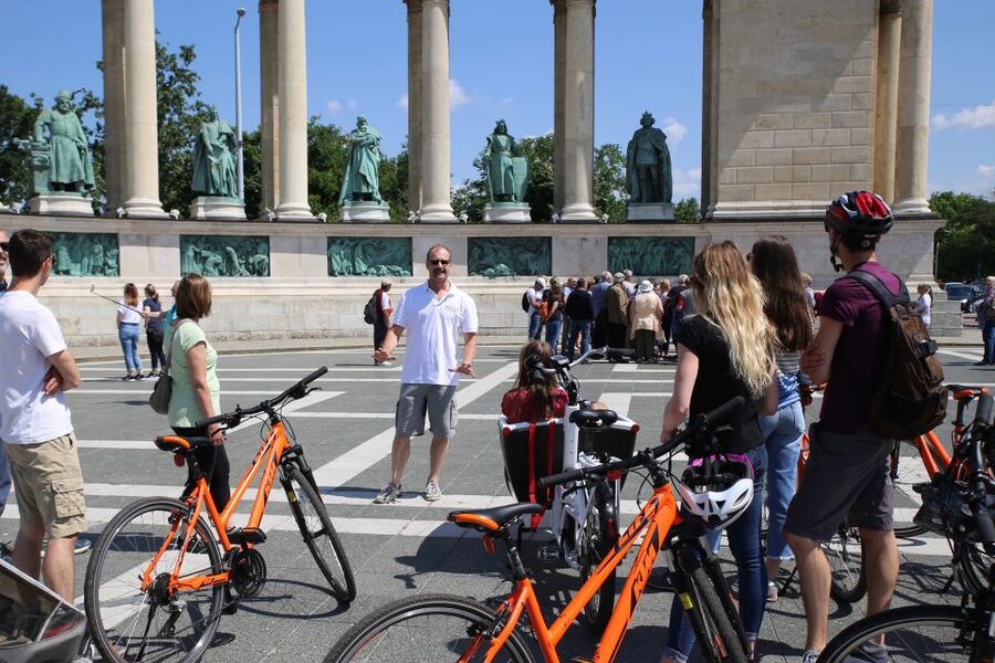Budapest: Historic Downtown Bicycle Ride with Scenic Views - City Park break for Vajdahunyad Castle vibes and Szechenyi Bath photos