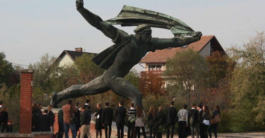 Budapest: Memento Park and Icons of Communism Guided Tour - Photos, shade, and using the monuments like a teaching tool