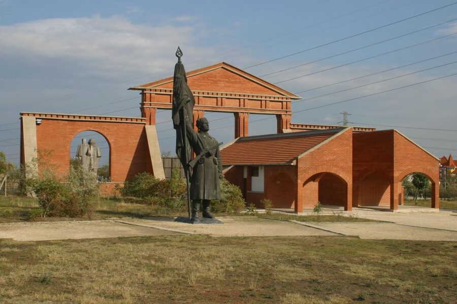 Budapest: Memento Park Ticket - Stalins Boots Exhibit: Storage Showroom and Art Under the Dictator Theme
