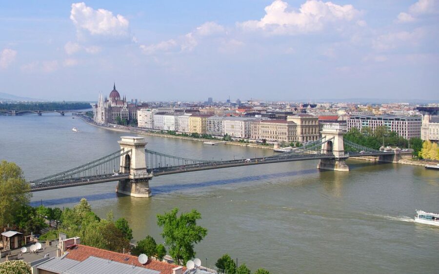 Budapest: Multilingual Highlights Tour - Entering Budapest at St. Stephen’s Basilica